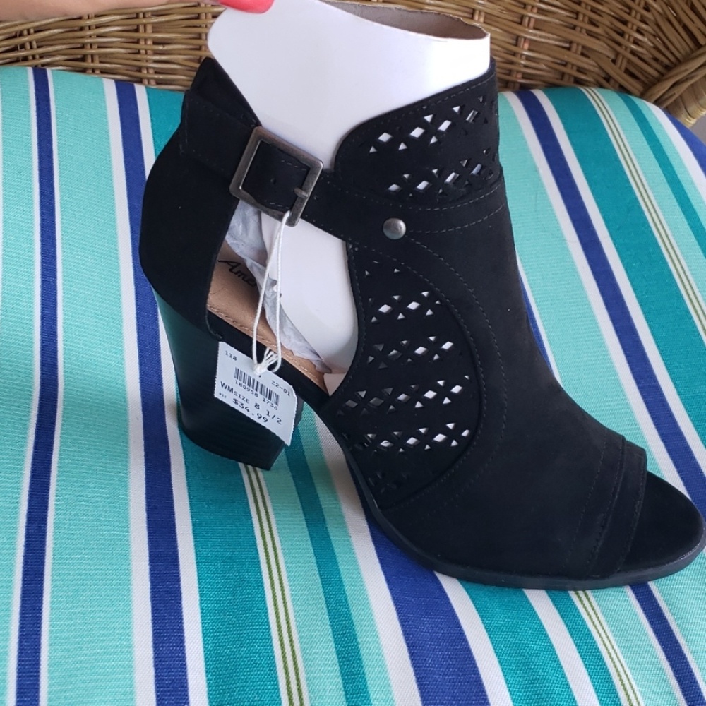 American Eagle Black 4" Block Heel Sandal